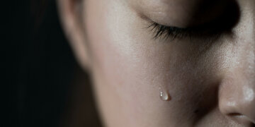 женщина плачет, горе, слезы