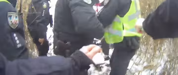 Жінка провалилася під лід разом із собакою у Києві, відео: на допомогу кинулася поліція