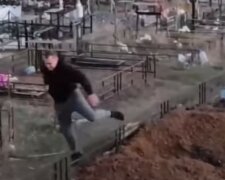 "Нічого святого в людях не залишилося": у Харкові хлопець заліз у могилу для "ефектного" відео