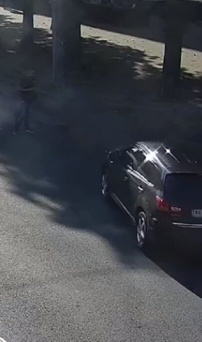Днепрянин прямо на дороге задержал виновника ДТП, кадры: "сбил девочку и не заметил"