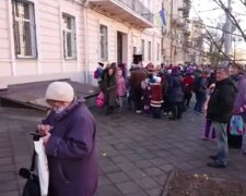 Под Одессой преступник устроил "отлов" детей, фото: "караулит по пути домой из школы"