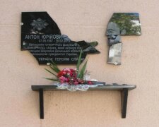 Вандалы разрушили мемориальные доски героям АТО (фото)