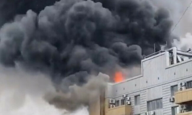 Пожар охватил центральный офис АТБ в Днепре, кадры ЧП: столб черного дыма виден издалека