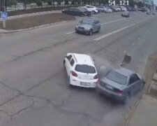 Эпичное ДТП под Одессой попало на видео: авто развернуло несколько раз