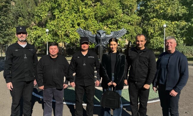 На Подолі встановили пам’ятний знак Департаменту активних дій ГУР МОУ: символ розвідки з’явився у сквері на Щекавицькій