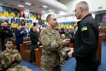 Кличко вручив нагороди військовим «Азову»