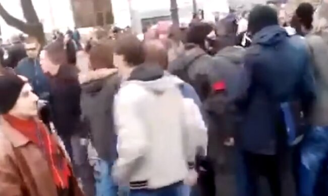 У центрі Одеси на очах у всіх порізали людину, відео: "Переходив дорогу на світлофорі"