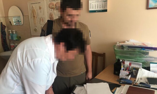 Чиновники из ТЦК и медкомиссии "заработали" на ухилянтах 10 млн