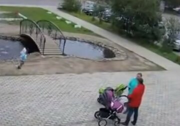 Пес набросился на маленькую девочку в Ровно: судьбу ребенка спасают врачи