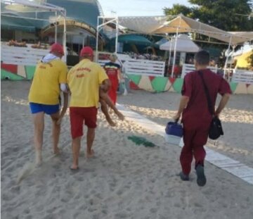 Беда на одесском пляже: из воды вытащили 8-летнего ребенка и принялись спасать, видео