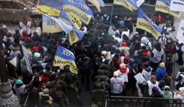Киев охватили протесты, движение транспорта заблокировано: кадры народного восстания