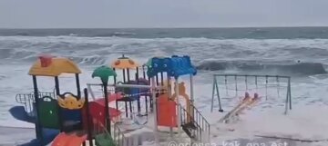 Шторм з величезними хвилями обрушився на Одесу, в морі опинився дитячий майданчик: кадри