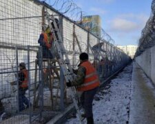 В Харькове решили обновить забор в колонии проволокой за миллион гривен: фото до и после