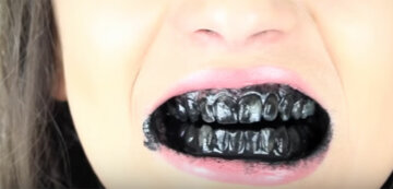 Новая фишка в сети: люди красят зубы в черный (фото, видео)