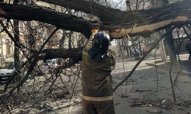 Ураган разрушил дом в Одессе, под завалами  женщина: кадры ЧП