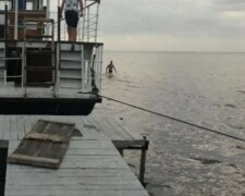 Катер з 14 пасажирами потрапив у біду в Азовському морі: деталі рятувальної операції