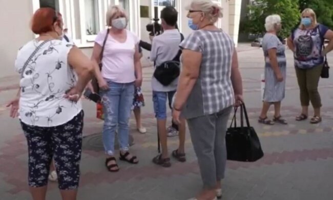 українці, на вулиці, в масках, пенсіонери, пенсіонерки, пенсії