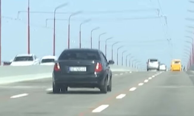 У Дніпрі вандали добралися до Нового мосту, фото: "Спаплюжили 36 опір"
