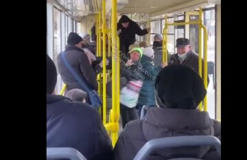 Свирепая бабка набросилась на женщину с ребенком: кадры разборок в одесском трамвае