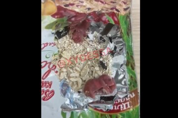 "Вівсянка з мишами": дивна знахідка в пакеті збентежила одесита, відео