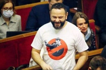 Нардеп Дубинский четвертый день ходит по Раде в футболке с фото Сытника - требует выполнить решение КС