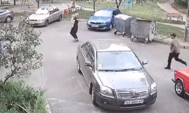 У Києві немовля вирвали з рук матері, з'явилося відео: "Поліція безсила"