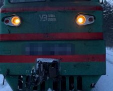 Трагическое ДТП в Киеве: машину раздавило поездом на железной дороге, пассажира спасти не удалось