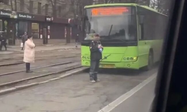 Автобус збив жінку в Дніпрі: з'явилося відео трагедії