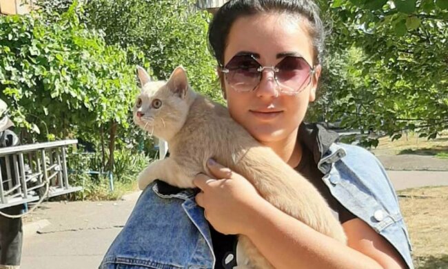 Під Дніпром цілий загін рятувальників виручив з біди переляканого кота: кадри порятунку