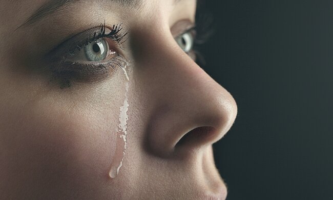 девушка плачет