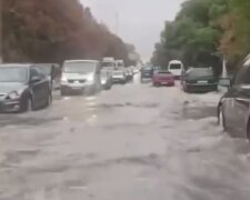 Одесу топить проливним дощем, відео нещастя: "річки на вулицях і  "душ" в маршрутках"