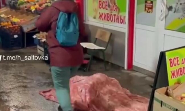 Люди байдуже проходять повз: на харківському ринку сталася трагедія, кадри