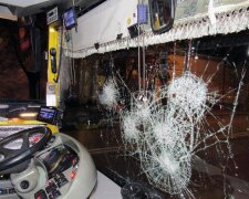 Пьяные парни разнесли троллейбус и избили прохожих: кадры с места ЧП в Киеве