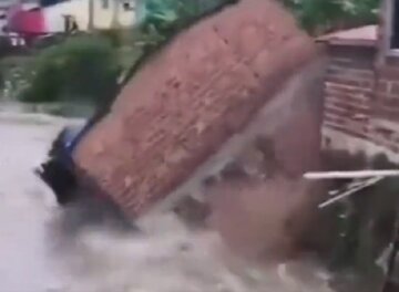 "Помилуй нас, Господи!": жилые дома падают прямо в воду, кадры разбушевавшейся стихии