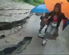 Наводнение на Прикарпатье усиливается с каждым часом, дороги обваливаются под ногами: «Мама, мне страшно»