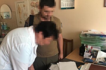 Чиновники из ТЦК и медкомиссии "заработали" на ухилянтах 10 млн