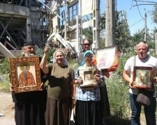 Оккупанты в Мариуполе провели «крестный ход» вокруг Азовстали: кадры с места событий