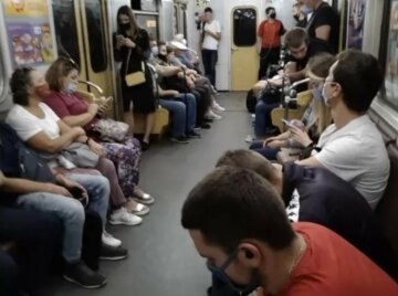 В киевском метро пассажиры массово игнорируют карантин, фото: "Несмотря на "оранжевую" зону..."