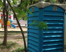 В Одесі біля дитячого майданчика влаштували туалет: "Літають мухи і не тільки", фото