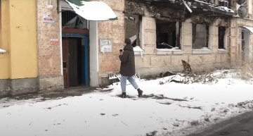 Под Киевом неизвестные вырвали кусок фасада из граффити Бэнкси: кадры с места