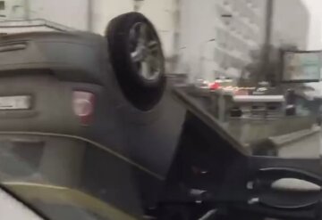 У Києві сталася серйозна ДТП: біля метро машину перевернуло на дах, столиця стоїть у заторі