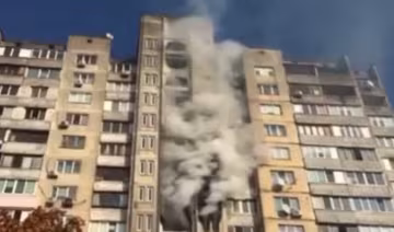 У Києві палає багатоповерхівка, мешканці будинку опинилися в пастці: перші подробиці і кадри з місця