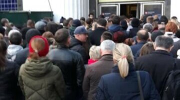 "Оно и трех гривен не стоит": над метро в Харькове образовалась дыра, пассажиры возмущены