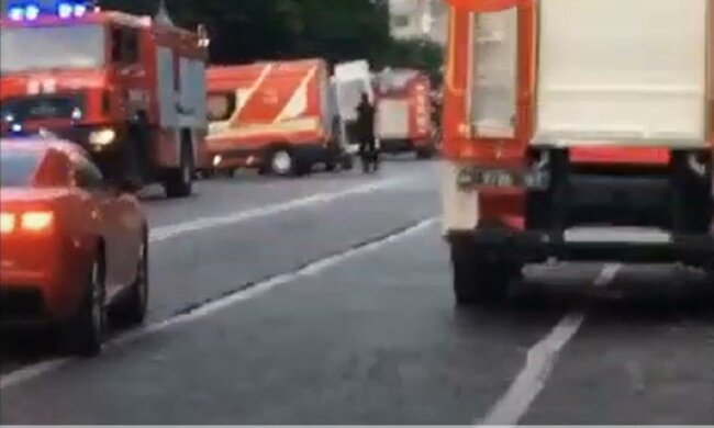 Масштабна пожежа спалахнула в центрі Києва, рятувальники не справляються: кадри з місця НП