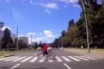 Дети устроили опасные развлечения на дороге в Киеве, появилось видео: может закончиться трагедией