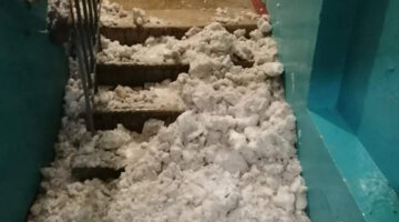 Сильний сніг обвалив дах житлового будинку в Кривому Розі, відео: замело половину будинку