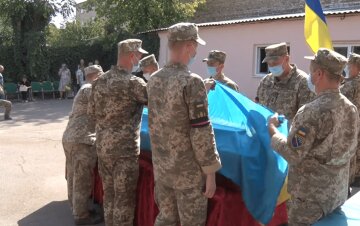 Під Дніпром попрощалися з українським Героєм, кадри: "ціною життя захистив позиції полку"