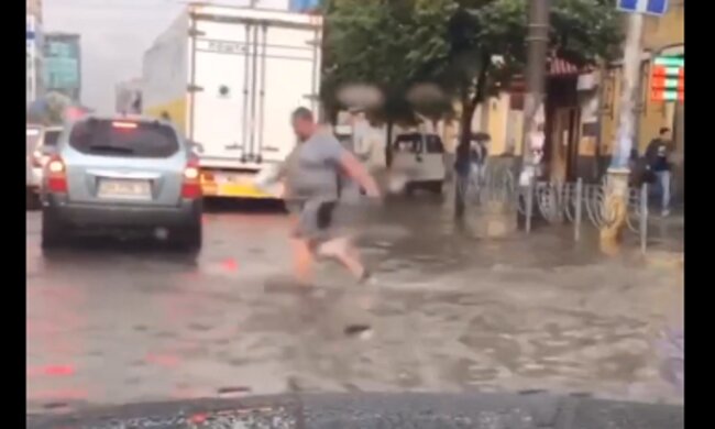 Реки на дорогах и многочисленные пробки: Киев ушел под воду, видео последствий