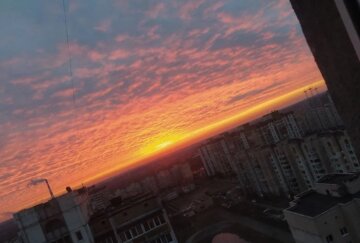 В Киеве небо окрасилось в красные цвета: необычное явление успели снять на камеру