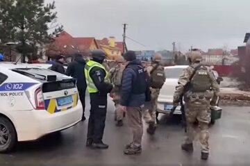Под Киевом неизвестный открыл стрельбу на оживленной улице: первые кадры с места ЧП